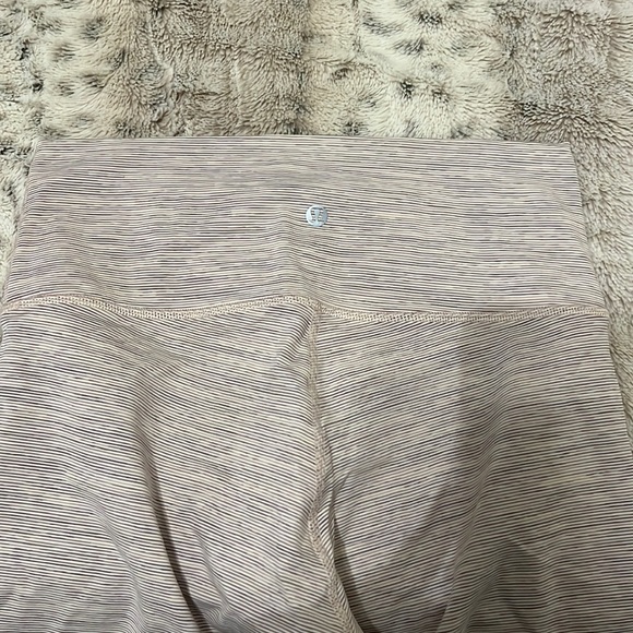 Womens Lululemon leggings. Style- wunder under. Size 8. Cropped version - Picture 1 of 3